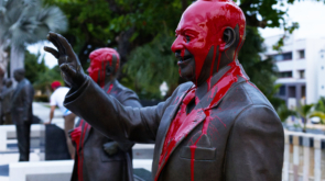 Fotografía de una estatua manchada de pintura, este martes en San Juan (Puerto Rico). EFE/ Thais Llorca