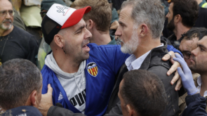 El rey Felipe consuela a un damnificado de las inundaciones durante su visita a la localidad valenciana de Paiporta este domingo, donde los reyes, el presidente del Gobierno, Pedro Sánchez, y el presidente regional de Valencia, Carlos Manzón, fueron recibidos con gritos de 'fuera', y el lanzamiento de barro por numerosas personas indignadas ante el retraso en la llegada de ayuda a ese pueblo, epicentro de la catástrofe. EFE/ Biel Aliño