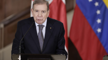 El líder opositor venezolano Edmundo González Urrutia habla durante una declaración conjunta con el presidente de Costa Rica, Rodrigo Chaves, este jueves, en la Casa Presidencial en San José (Costa Rica). EFE/ Jeffrey Arguedas