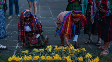 Un grupo de mujeres mayas realizan un ritual este martes, afuera de la sede del Organismo Judicial en la Ciudad de Guatemala. EFE/ David Toro