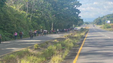 Fotografía cedida por el Ministerio de Seguridad Pública de Panamá de migrantes caminando este martes en Chiriquí, zona fronteriza entre Costa Rica y Panamá (Panamá). EFE/ Ministerio de Seguridad Pública de Panamá