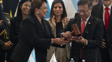 La presidenta de Honduras, Xiomara Castro (i), entrega a su homólogo colombiano, Gustavo Petro, el testigo de la presidencia pro témpore de la Comunidad de Estados Latinoamericanos y Caribeños (Celac) este miércoles, en Tegucigalpa (Honduras). EFE/ STR